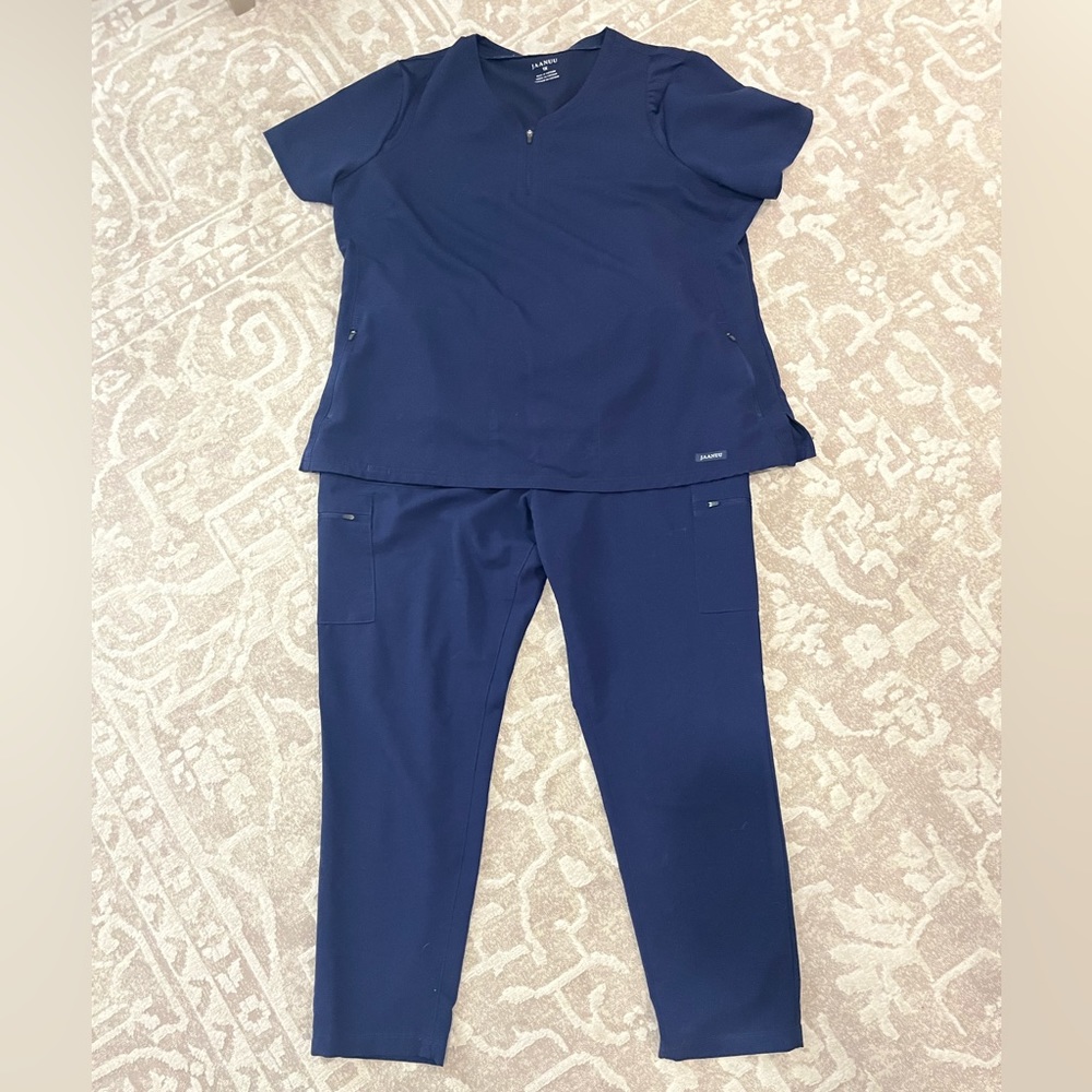 Jaanuu Scrub Set! Navy Blue. 1X Top and XL Bottom. Like New Condition.